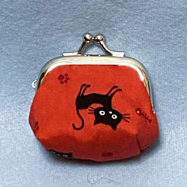 【SAYURI】ハンドメイド角型がま口財布（小）　黒猫のお散歩　赤